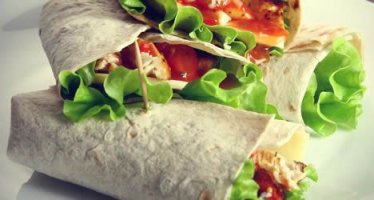 Pečenica i mesnata slanina u tortilji