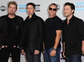 Nickelback - Trying Not To Love You