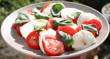 Paradajz salata sa mocarelom