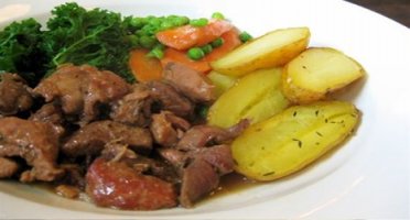 Teleći gulaš sa krompirom i povrćem