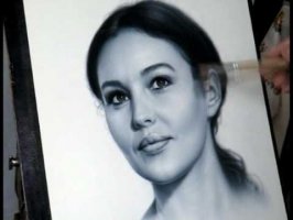 Pogledaj kako izgleda Monika Beluči nacrtana gafitnom olovkom