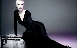 Eurythmics - Here Comes The Rain Again