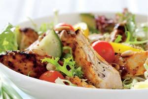 Letnja pileća salata sa paradajzom